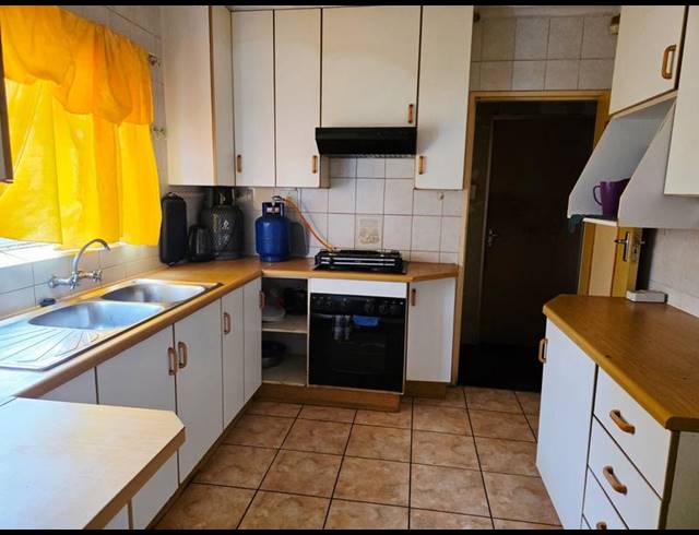 10 BEDROOM HOUSE FOR SALE IN KLOPPERPARK